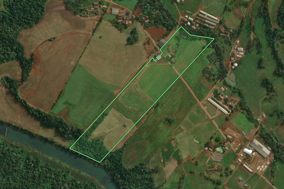 Imagem de satélite do imóvel rural em Itapiranga (SC), com o contorno declarado no CAR desenhado por cima.