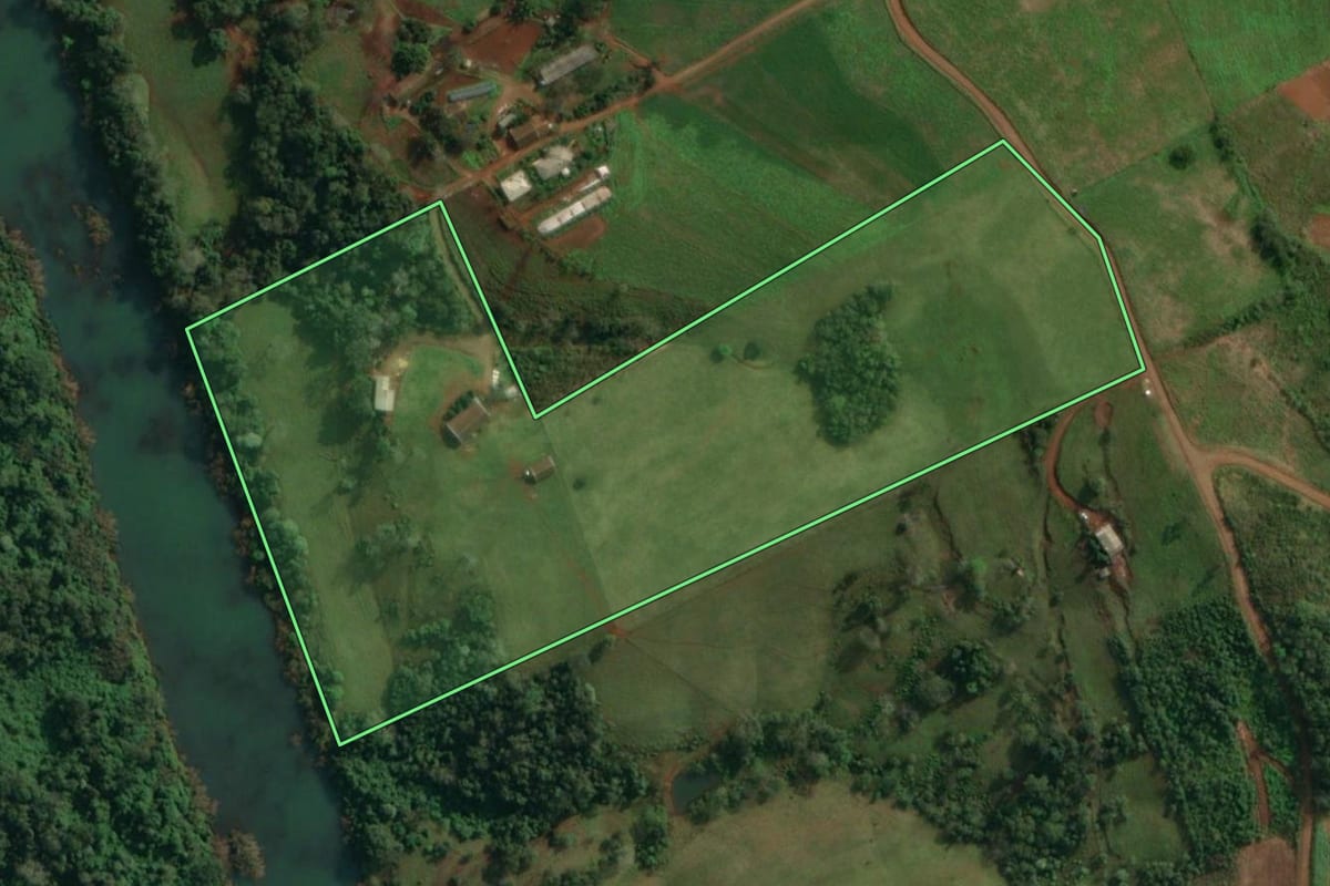 Imagem de satélite do imóvel rural em Itapiranga (SC), com o contorno declarado no CAR desenhado por cima.