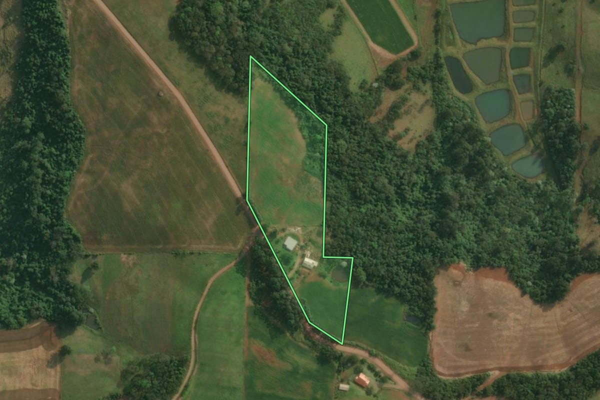 Imagem de satélite do imóvel rural em Itapiranga (SC), com o contorno declarado no CAR desenhado por cima.