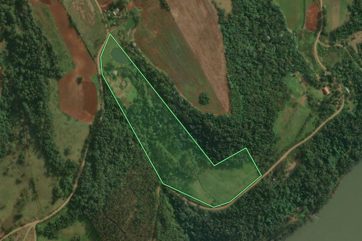 Imagem de satélite do imóvel rural em Itapiranga (SC), com o contorno declarado no CAR desenhado por cima.
