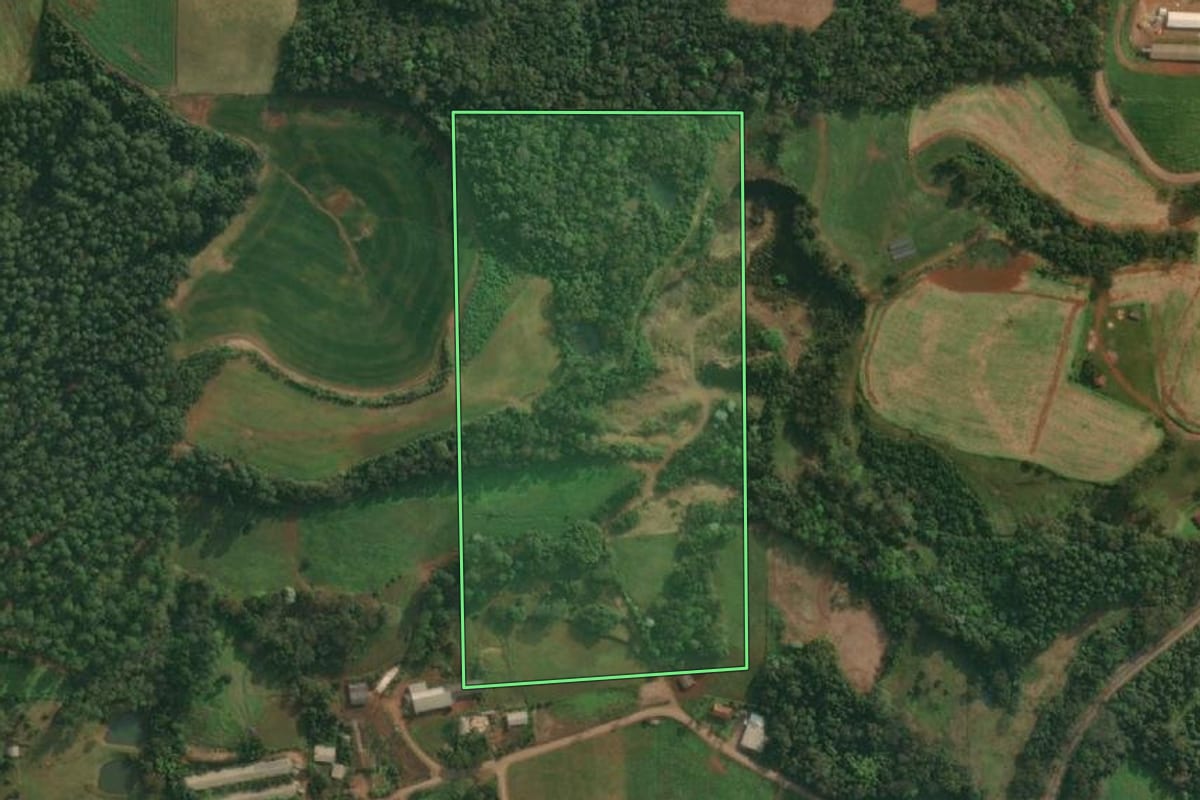 Imagem de satélite do imóvel rural em Itapiranga (SC), com o contorno declarado no CAR desenhado por cima.