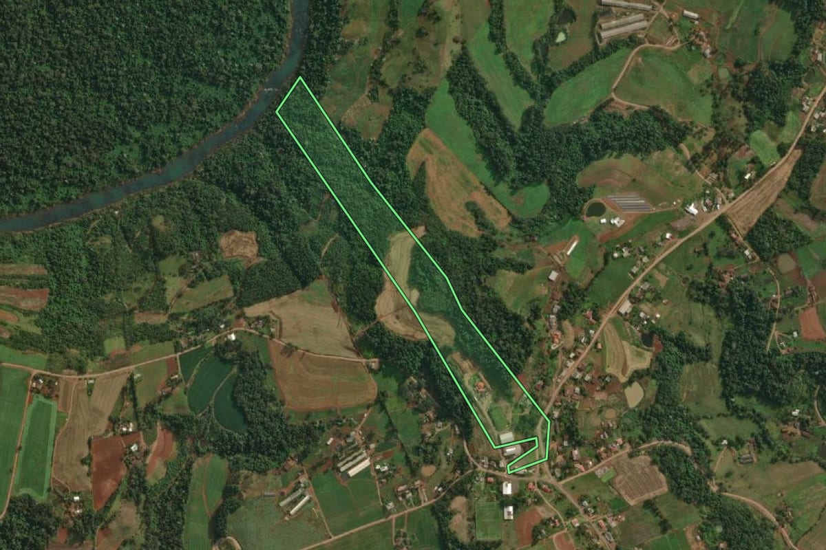 Imagem de satélite do imóvel rural em Itapiranga (SC), com o contorno declarado no CAR desenhado por cima.