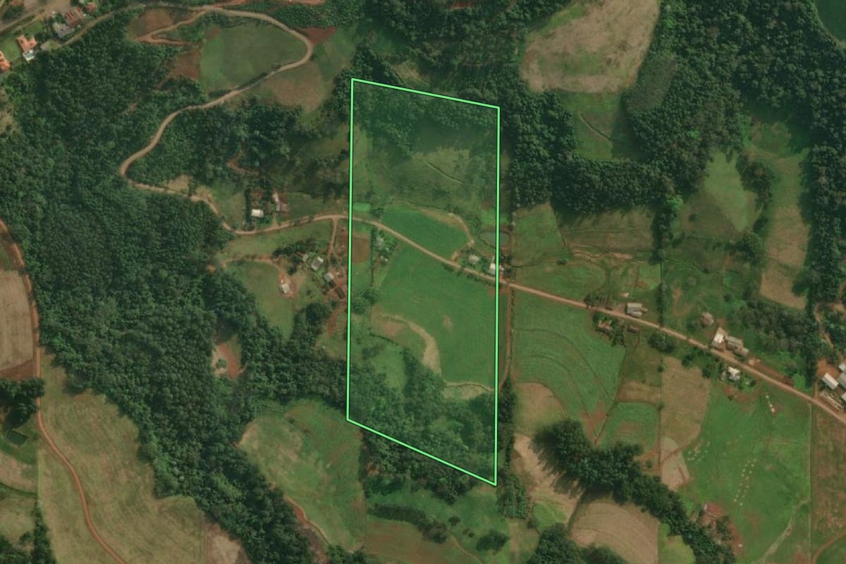 Imagem de satélite do imóvel rural em Itapiranga (SC), com o contorno declarado no CAR desenhado por cima.