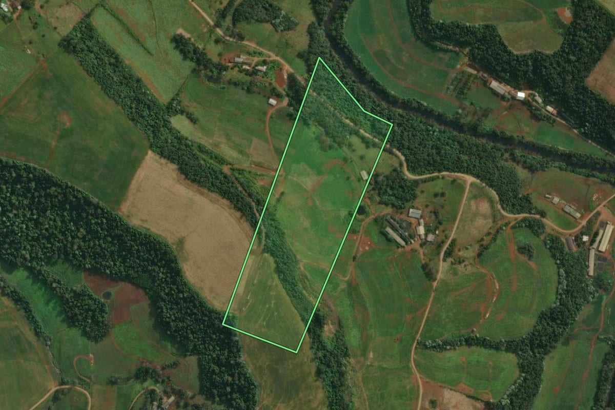 Imagem de satélite do imóvel rural em Itapiranga (SC), com o contorno declarado no CAR desenhado por cima.