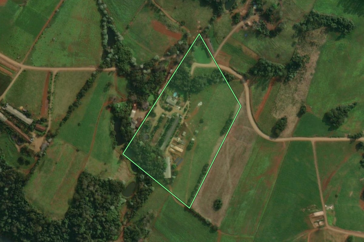 Imagem de satélite do imóvel rural em Itapiranga (SC), com o contorno declarado no CAR desenhado por cima.