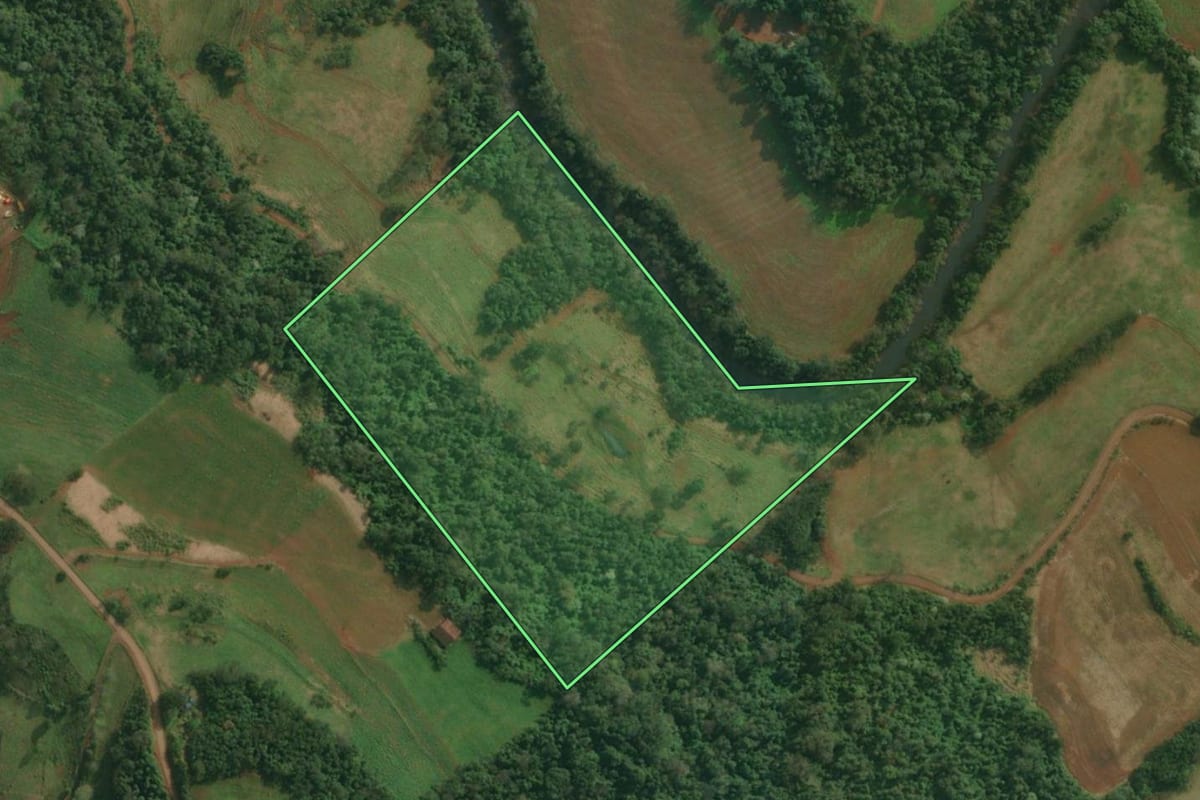 Imagem de satélite do imóvel rural em Itapiranga (SC), com o contorno declarado no CAR desenhado por cima.