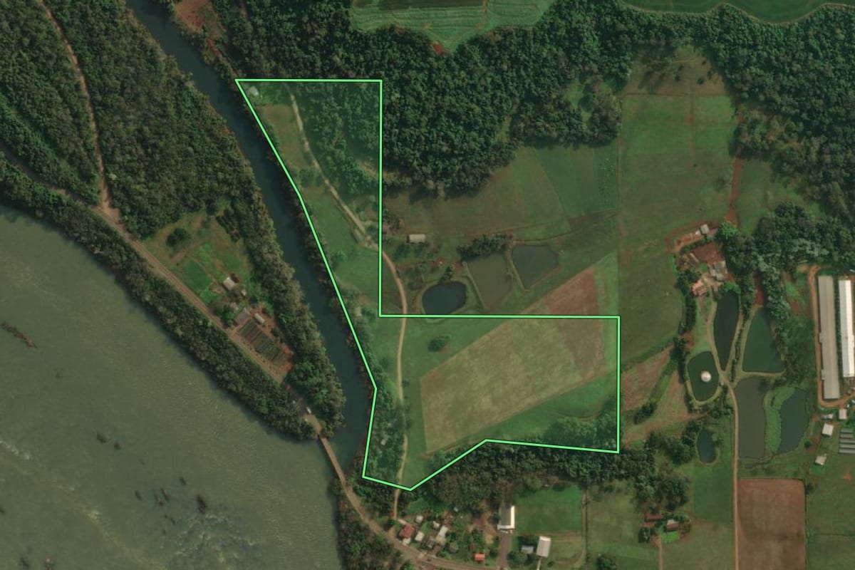 Imagem de satélite do imóvel rural em Itapiranga (SC), com o contorno declarado no CAR desenhado por cima.