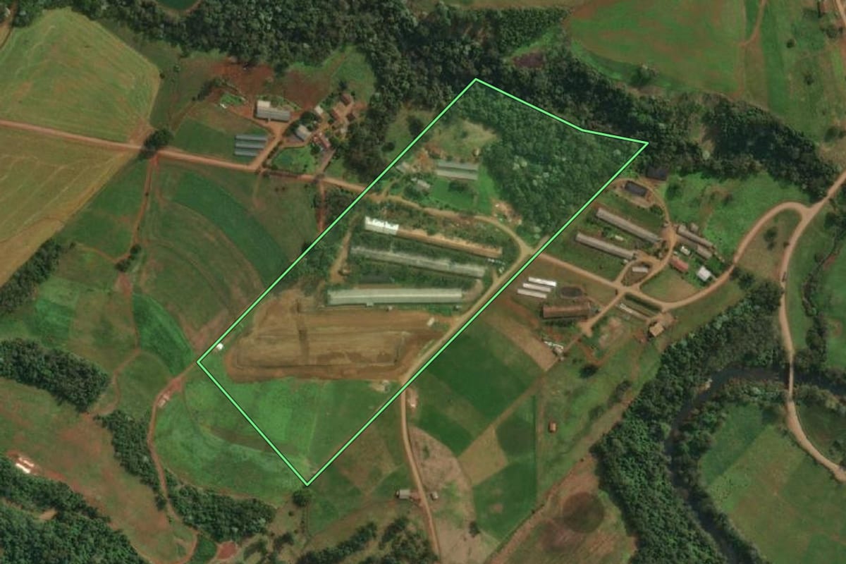 Imagem de satélite do imóvel rural em Itapiranga (SC), com o contorno declarado no CAR desenhado por cima.