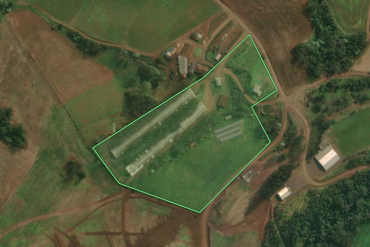 Imagem de satélite do imóvel rural em Itapiranga (SC), com o contorno declarado no CAR desenhado por cima.