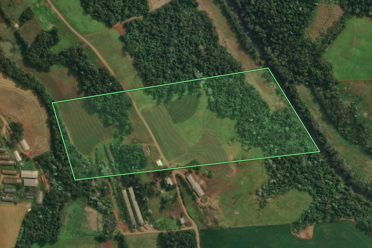 Imagem de satélite do imóvel rural em Itapiranga (SC), com o contorno declarado no CAR desenhado por cima.