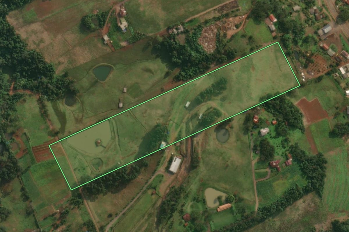 Imagem de satélite do imóvel rural em Itapiranga (SC), com o contorno declarado no CAR desenhado por cima.