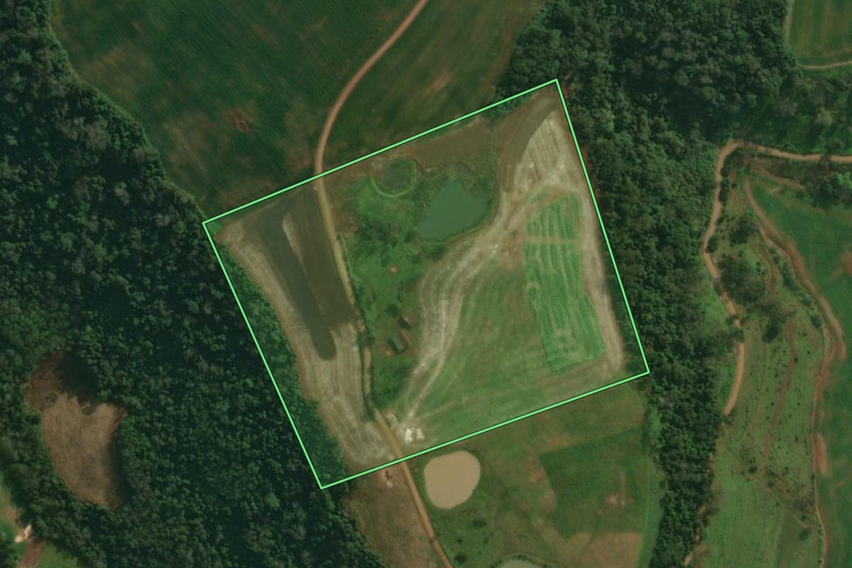 Imagem de satélite do imóvel rural em Itapiranga (SC), com o contorno declarado no CAR desenhado por cima.