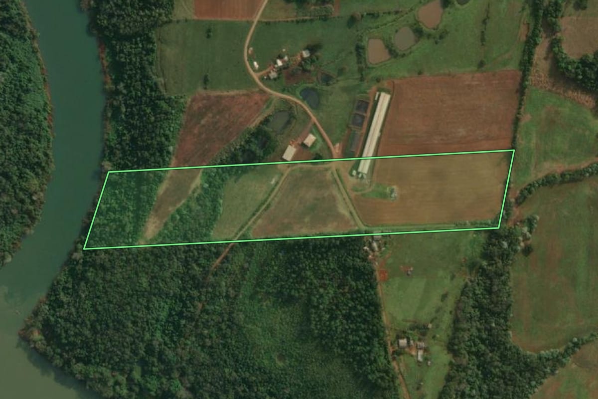 Imagem de satélite do imóvel rural em Itapiranga (SC), com o contorno declarado no CAR desenhado por cima.
