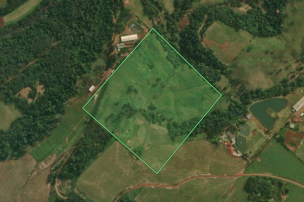 Imagem de satélite do imóvel rural em Itapiranga (SC), com o contorno declarado no CAR desenhado por cima.