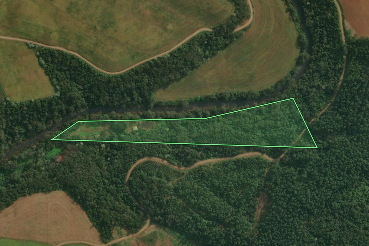 Imagem de satélite do imóvel rural em Itapiranga (SC), com o contorno declarado no CAR desenhado por cima.