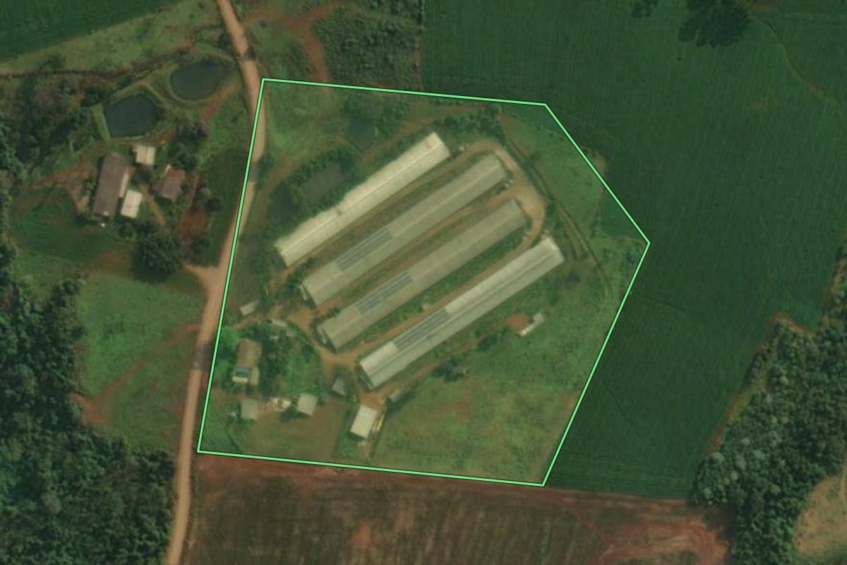 Imagem de satélite do imóvel rural em Itapiranga (SC), com o contorno declarado no CAR desenhado por cima.