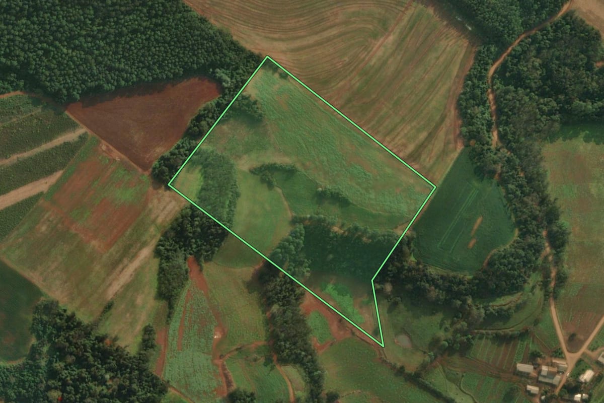 Imagem de satélite do imóvel rural em Itapiranga (SC), com o contorno declarado no CAR desenhado por cima.