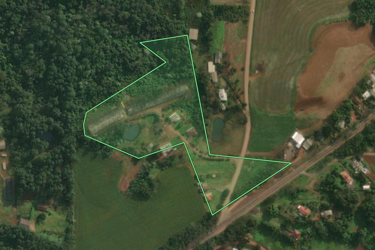 Imagem de satélite do imóvel rural em Itapiranga (SC), com o contorno declarado no CAR desenhado por cima.