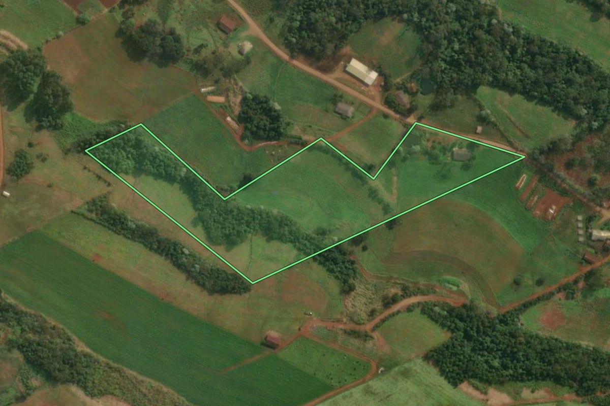 Imagem de satélite do imóvel rural em Itapiranga (SC), com o contorno declarado no CAR desenhado por cima.