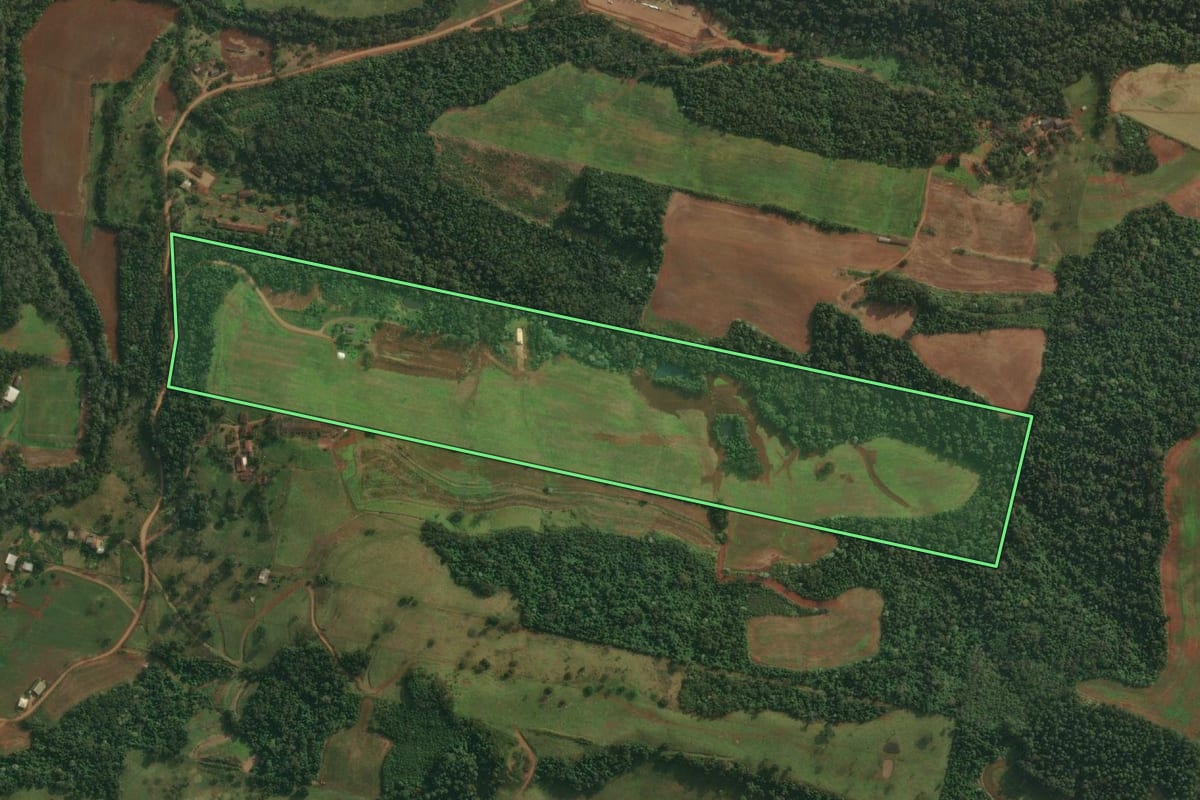 Imagem de satélite do imóvel rural em Itapiranga (SC), com o contorno declarado no CAR desenhado por cima.