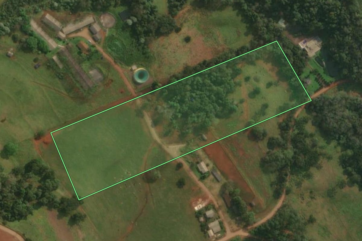 Imagem de satélite do imóvel rural em Itapiranga (SC), com o contorno declarado no CAR desenhado por cima.