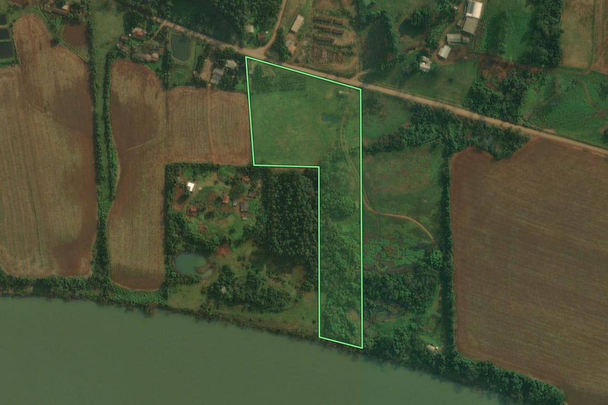 Imagem de satélite do imóvel rural em Itapiranga (SC), com o contorno declarado no CAR desenhado por cima.