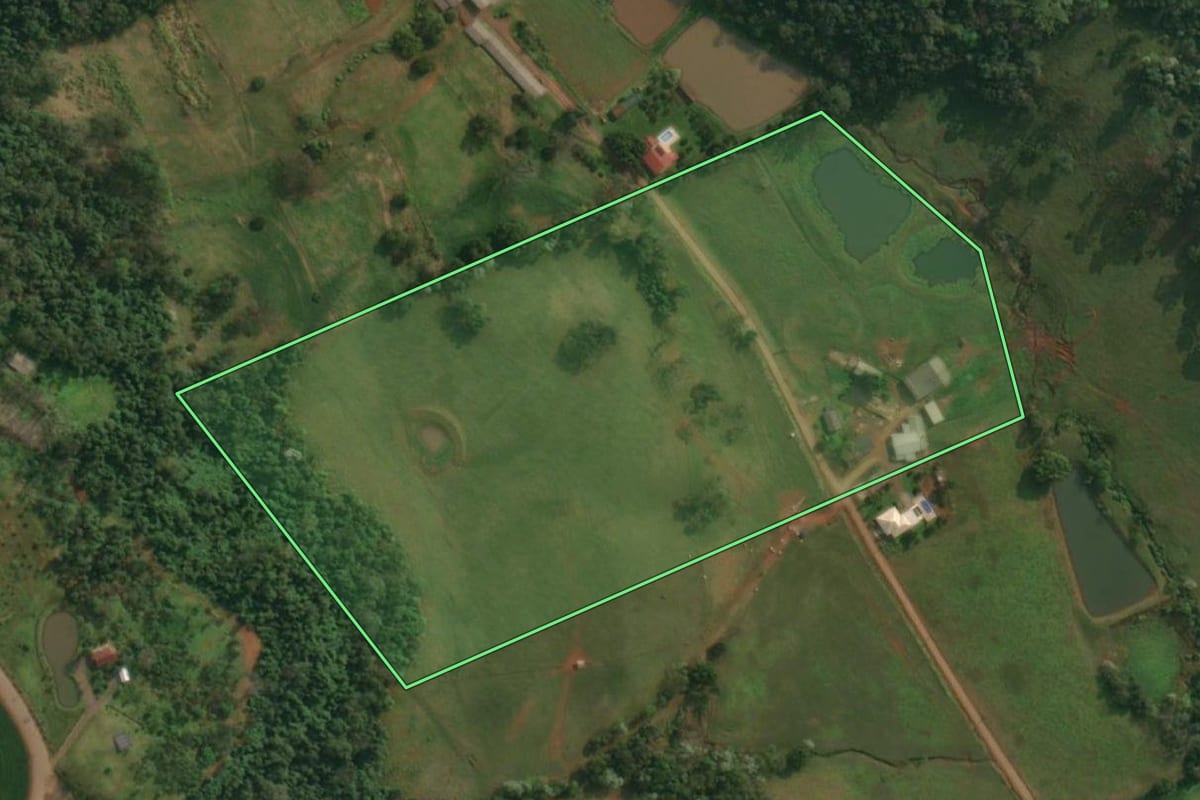 Imagem de satélite do imóvel rural em Itapiranga (SC), com o contorno declarado no CAR desenhado por cima.