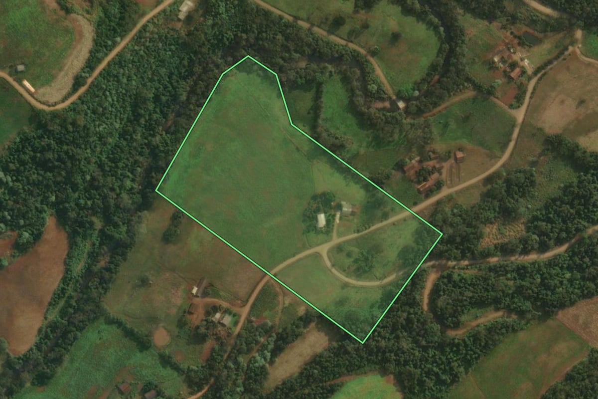 Imagem de satélite do imóvel rural em São João do Oeste (SC), com o contorno declarado no CAR desenhado por cima.