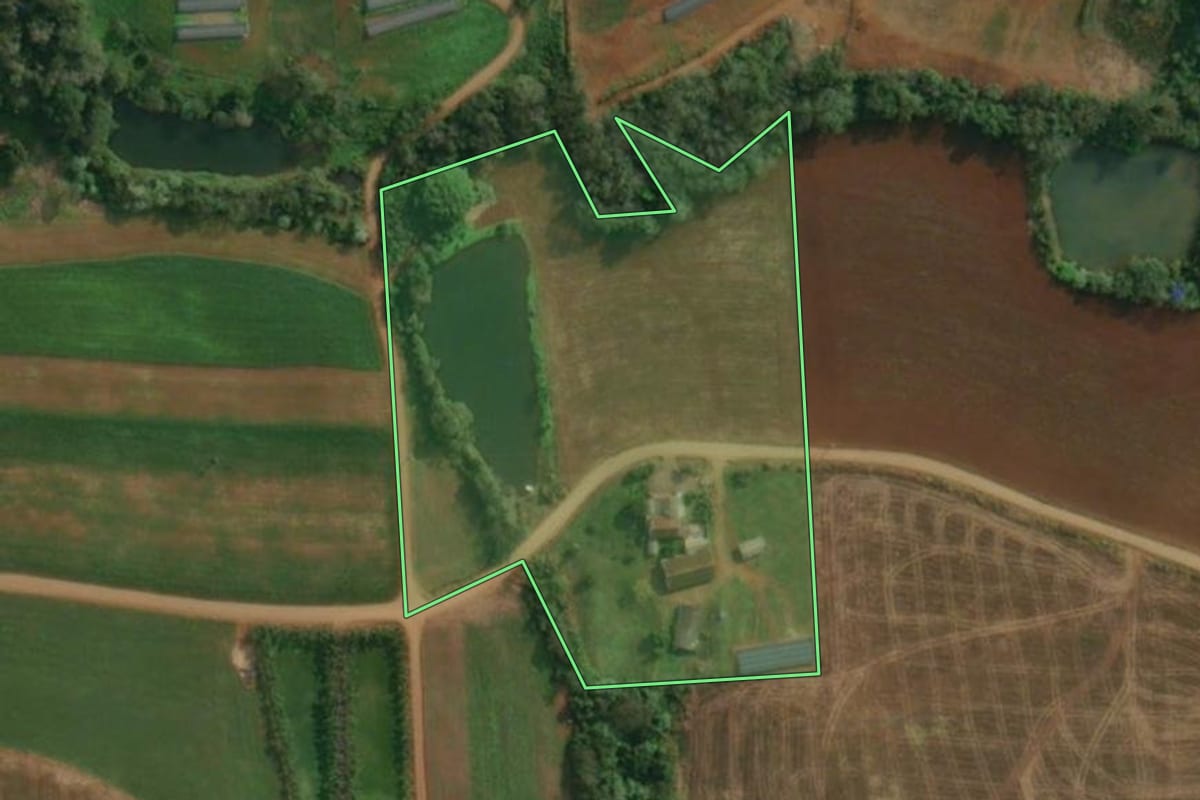 Imagem de satélite do imóvel rural em Itapiranga (SC), com o contorno declarado no CAR desenhado por cima.