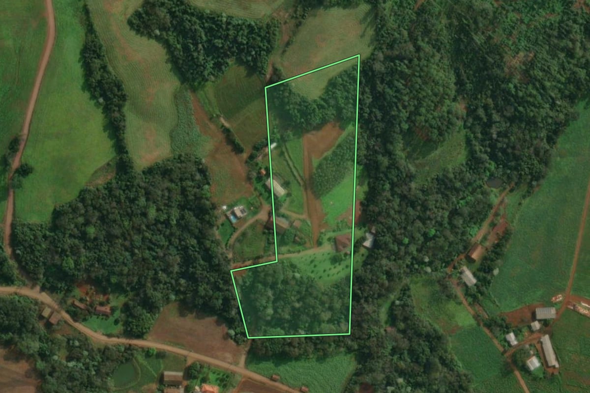 Imagem de satélite do imóvel rural em Itapiranga (SC), com o contorno declarado no CAR desenhado por cima.