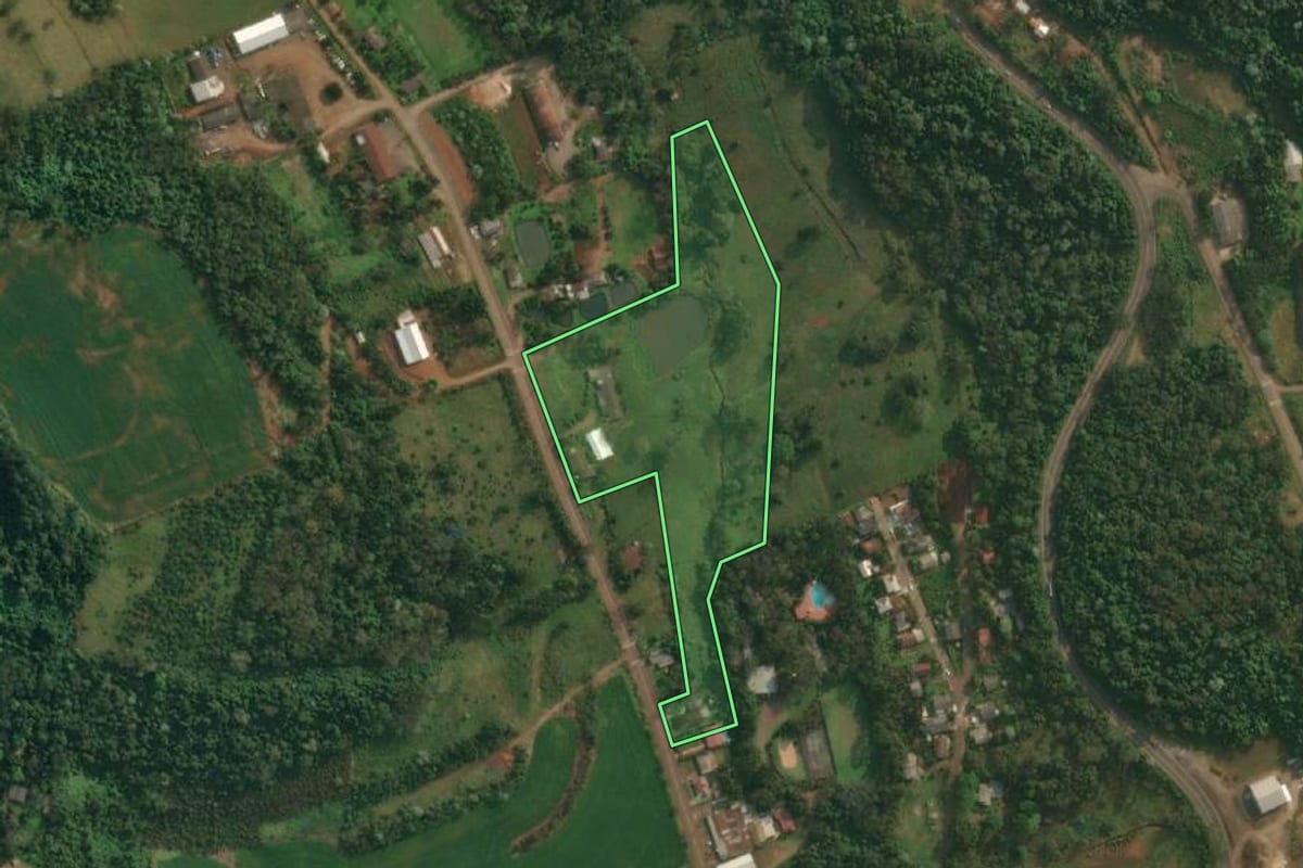 Imagem de satélite do imóvel rural em Itapiranga (SC), com o contorno declarado no CAR desenhado por cima.