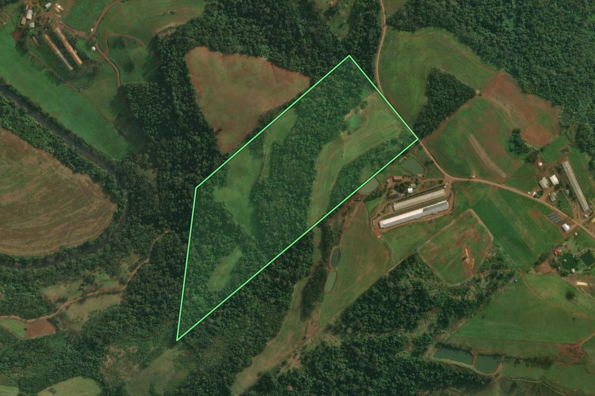 Imagem de satélite do imóvel rural em Itapiranga (SC), com o contorno declarado no CAR desenhado por cima.