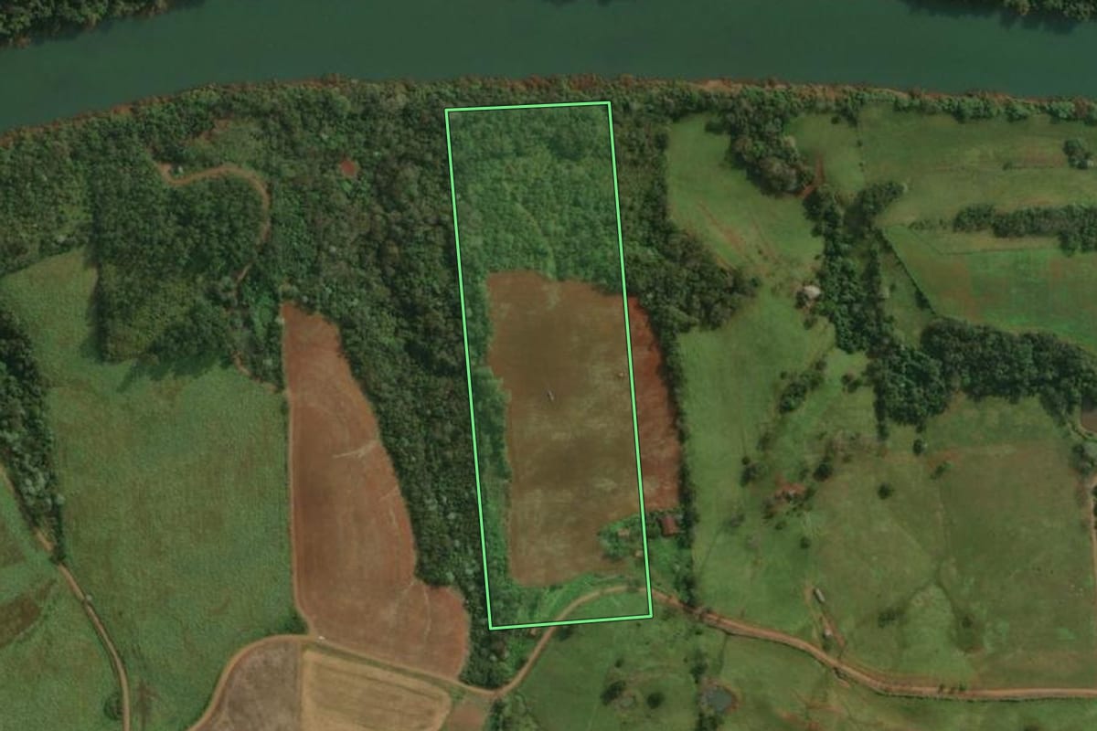 Imagem de satélite do imóvel rural em Itapiranga (SC), com o contorno declarado no CAR desenhado por cima.
