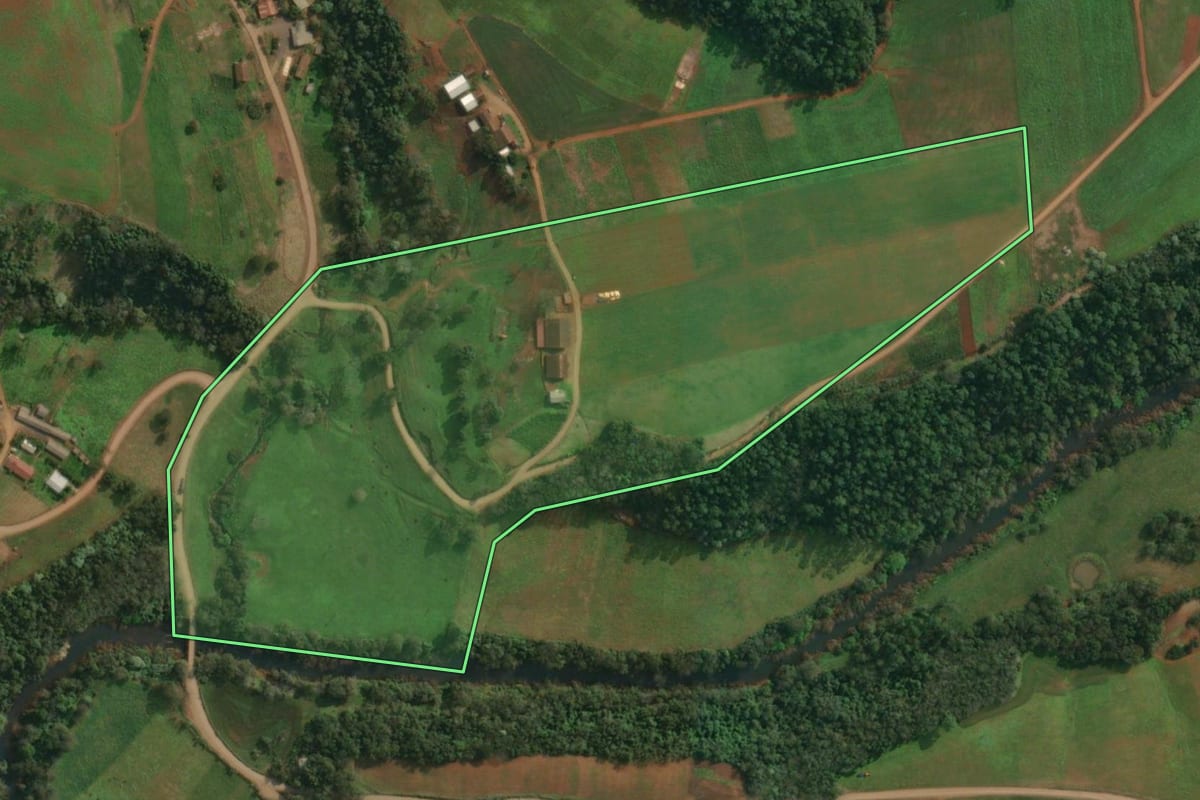 Imagem de satélite do imóvel rural em Itapiranga (SC), com o contorno declarado no CAR desenhado por cima.