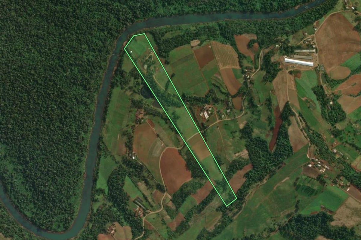Imagem de satélite do imóvel rural em Itapiranga (SC), com o contorno declarado no CAR desenhado por cima.