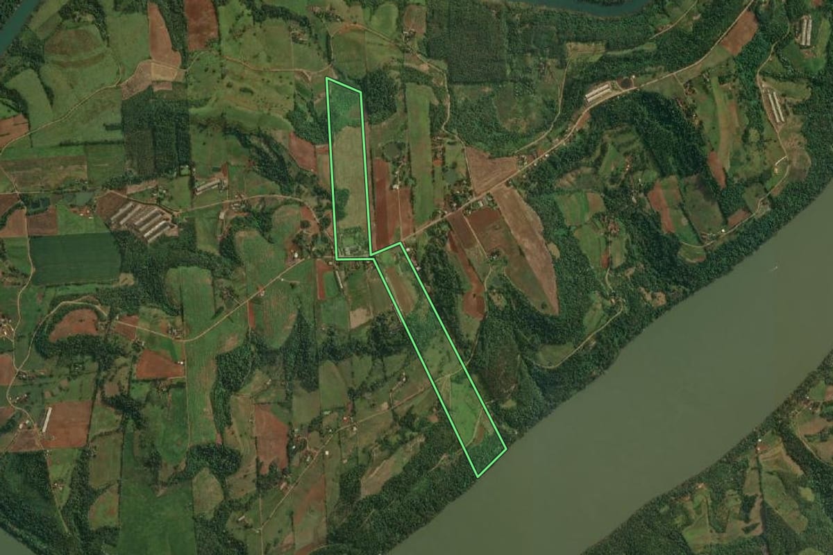 Imagem de satélite do imóvel rural em Itapiranga (SC), com o contorno declarado no CAR desenhado por cima.