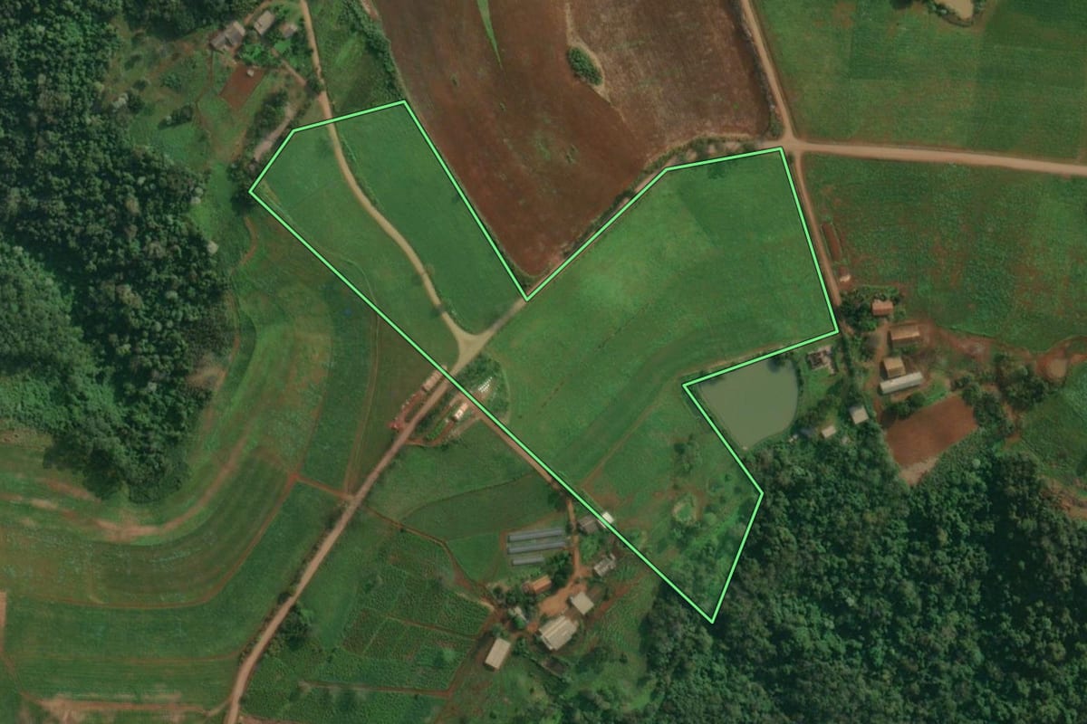 Imagem de satélite do imóvel rural em Itapiranga (SC), com o contorno declarado no CAR desenhado por cima.