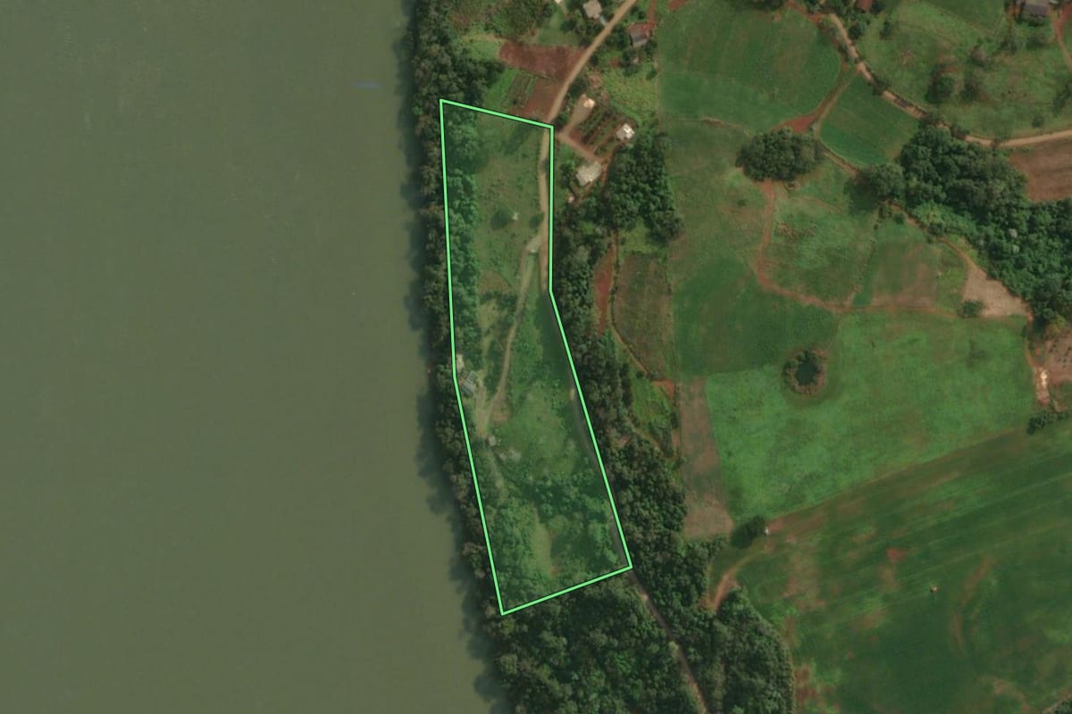 Imagem de satélite do imóvel rural em Itapiranga (SC), com o contorno declarado no CAR desenhado por cima.