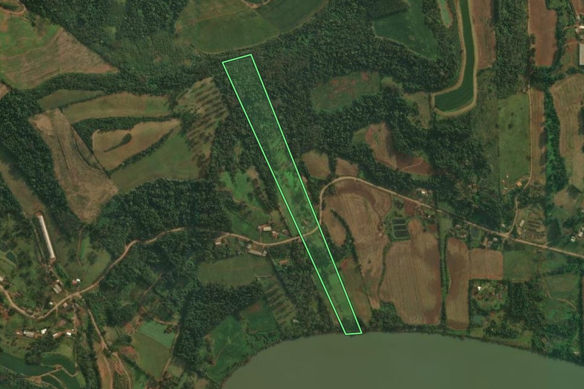 Imagem de satélite do imóvel rural em Itapiranga (SC), com o contorno declarado no CAR desenhado por cima.