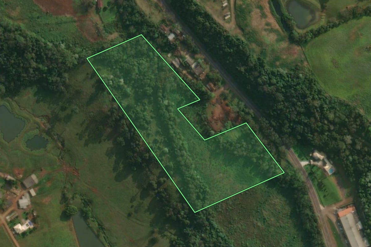 Imagem de satélite do imóvel rural em Itapiranga (SC), com o contorno declarado no CAR desenhado por cima.