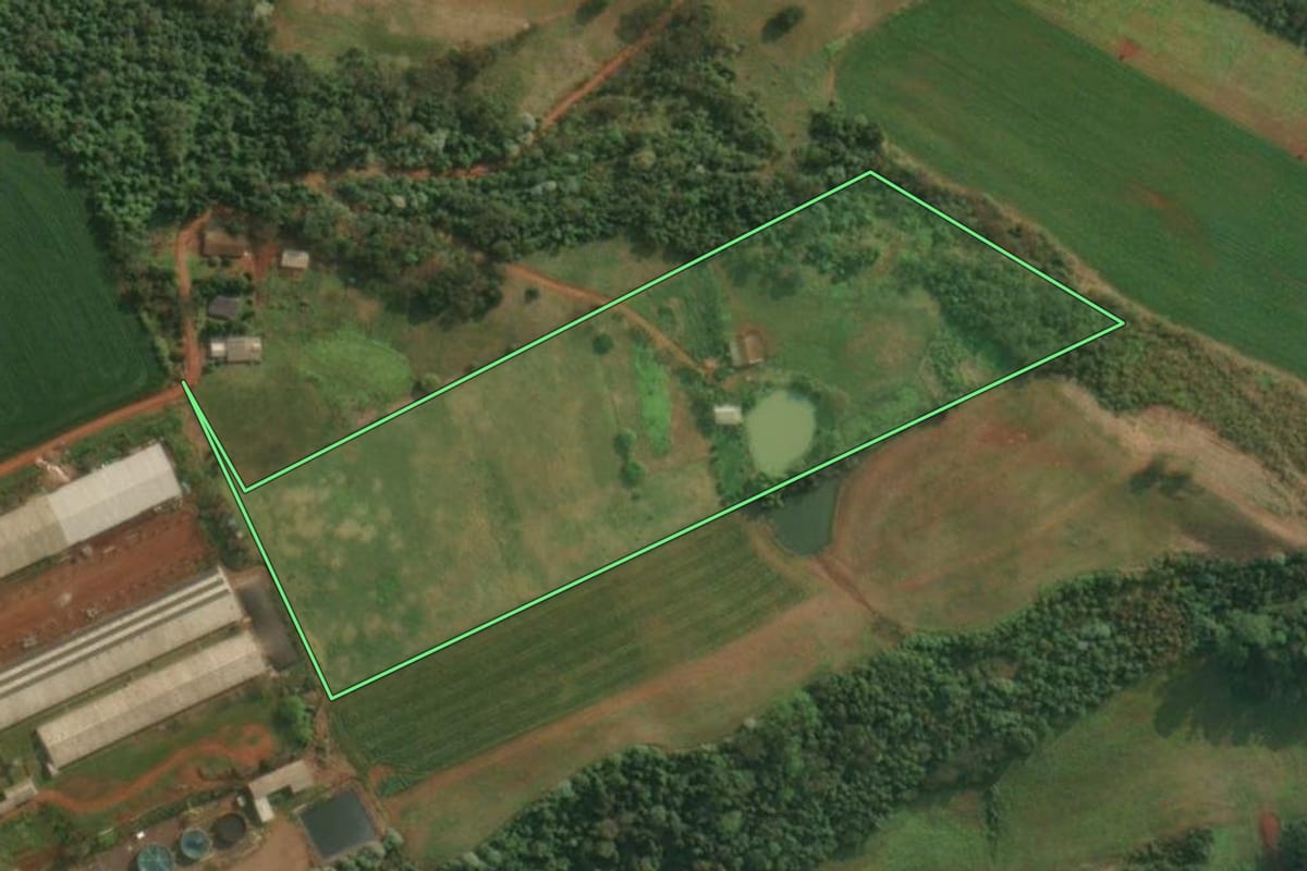 Imagem de satélite do imóvel rural em Itapiranga (SC), com o contorno declarado no CAR desenhado por cima.