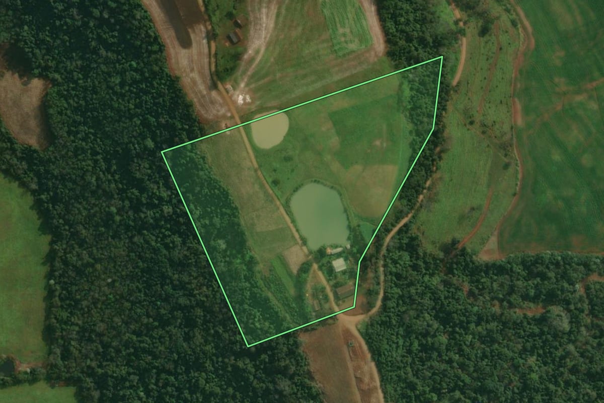 Imagem de satélite do imóvel rural em Itapiranga (SC), com o contorno declarado no CAR desenhado por cima.