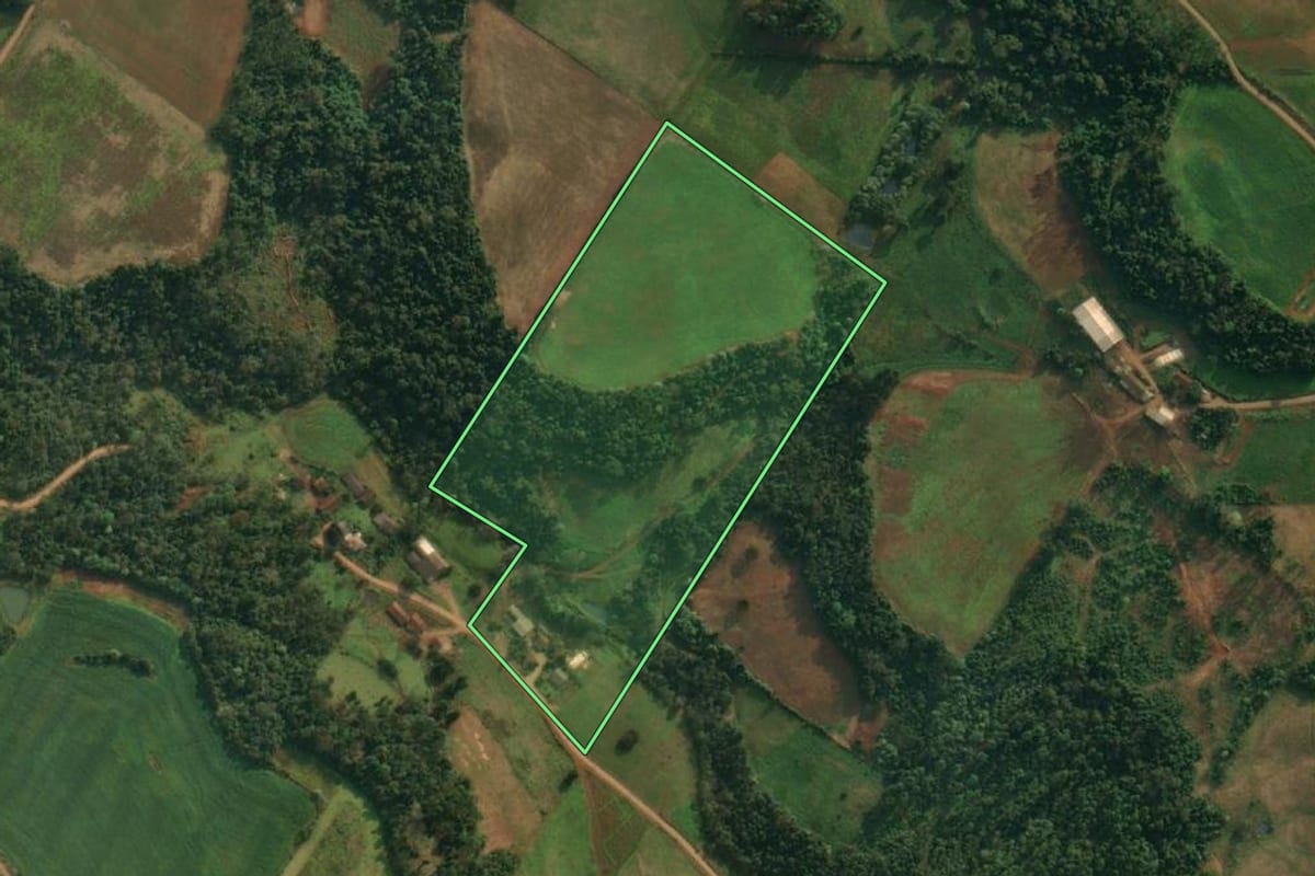 Imagem de satélite do imóvel rural em Itapiranga (SC), com o contorno declarado no CAR desenhado por cima.