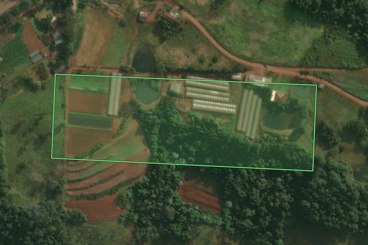 Imagem de satélite do imóvel rural em Itapiranga (SC), com o contorno declarado no CAR desenhado por cima.