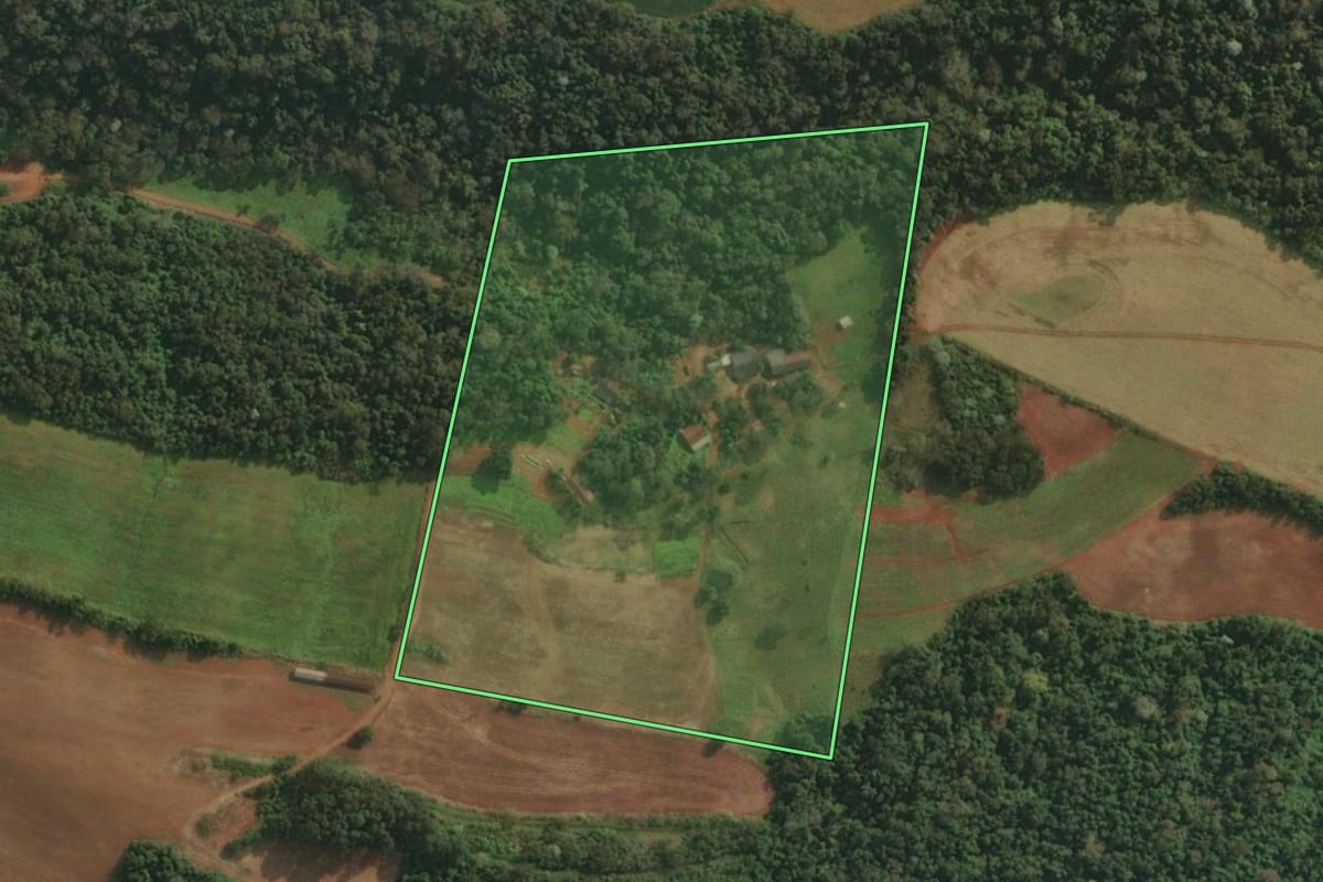 Imagem de satélite do imóvel rural em Itapiranga (SC), com o contorno declarado no CAR desenhado por cima.