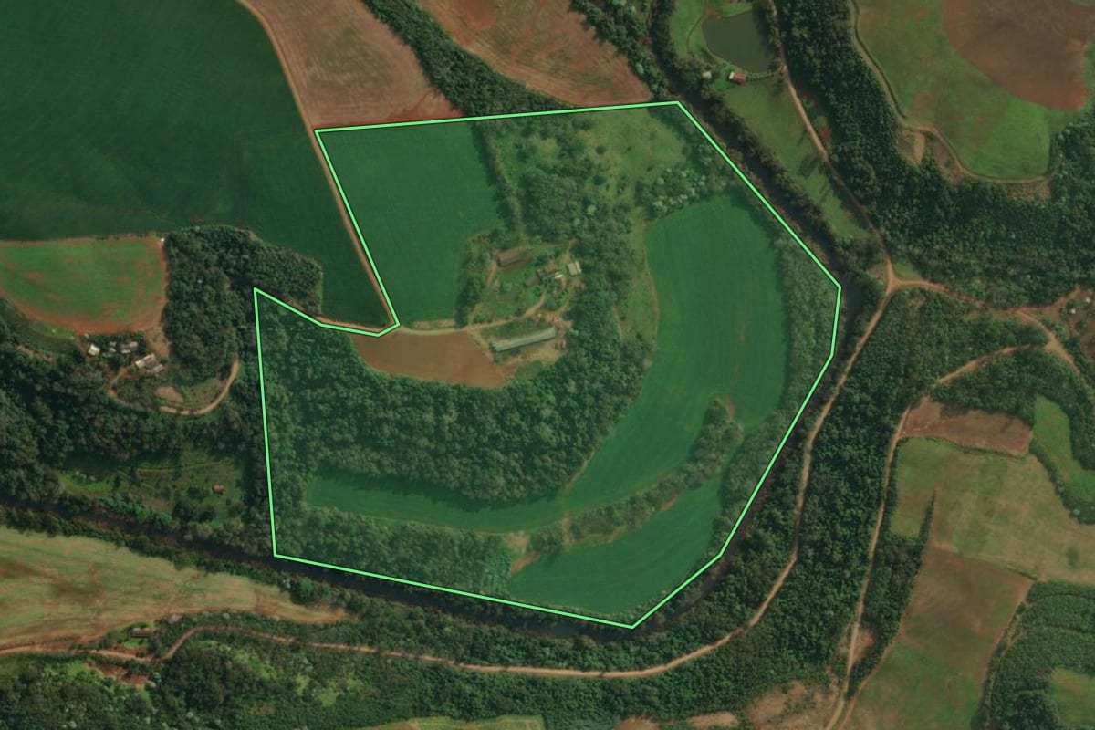 Imagem de satélite do imóvel rural em Itapiranga (SC), com o contorno declarado no CAR desenhado por cima.