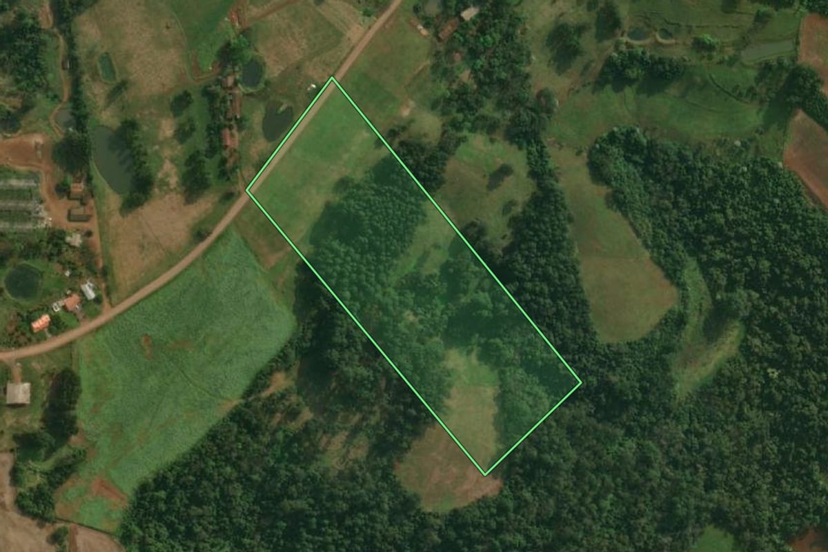 Imagem de satélite do imóvel rural em Itapiranga (SC), com o contorno declarado no CAR desenhado por cima.