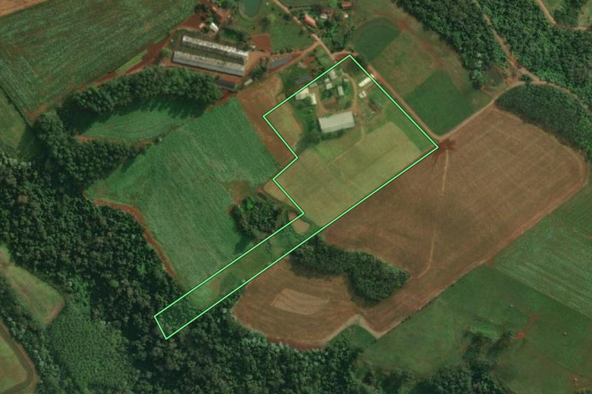 Imagem de satélite do imóvel rural em Itapiranga (SC), com o contorno declarado no CAR desenhado por cima.
