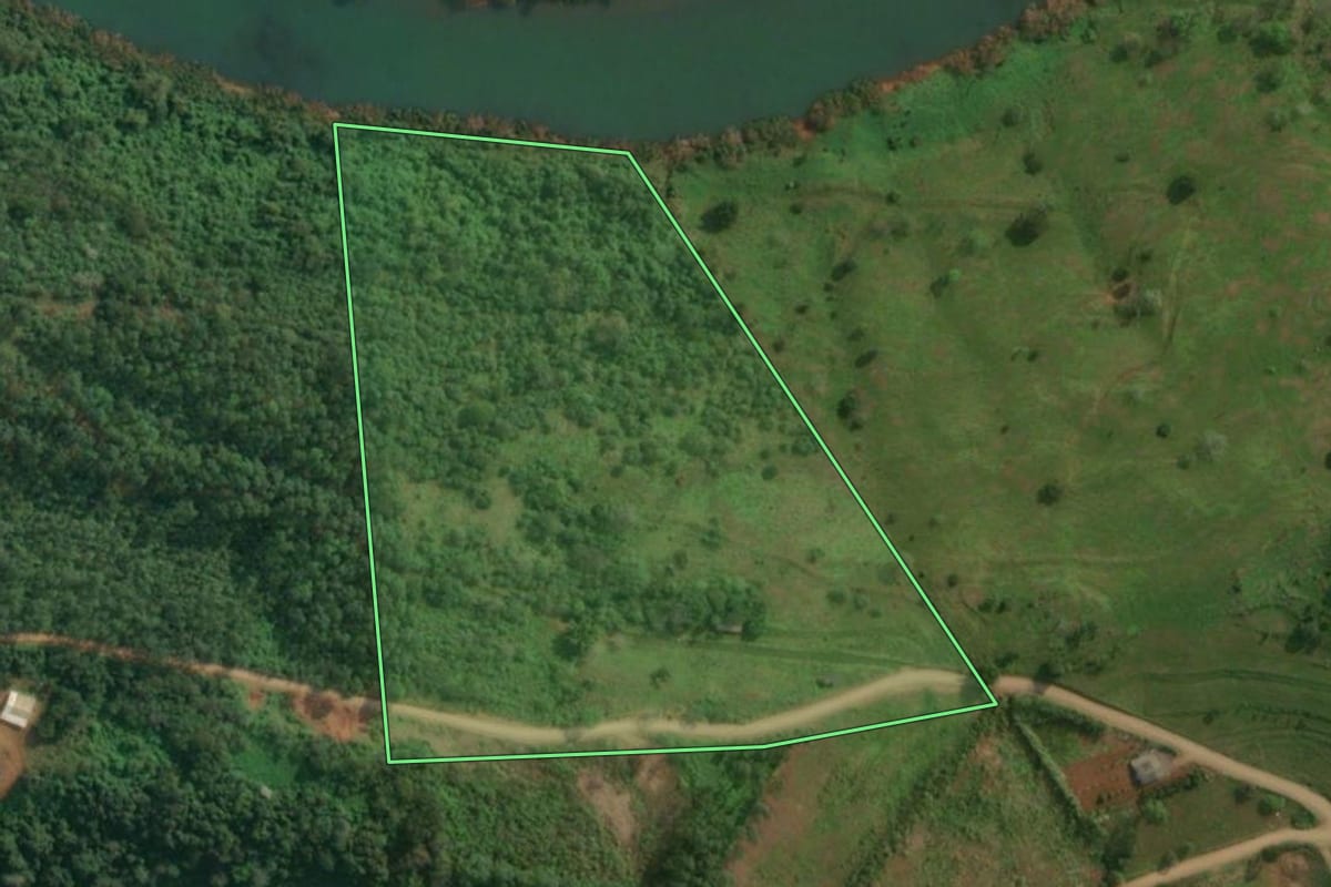 Imagem de satélite do imóvel rural em Itapiranga (SC), com o contorno declarado no CAR desenhado por cima.