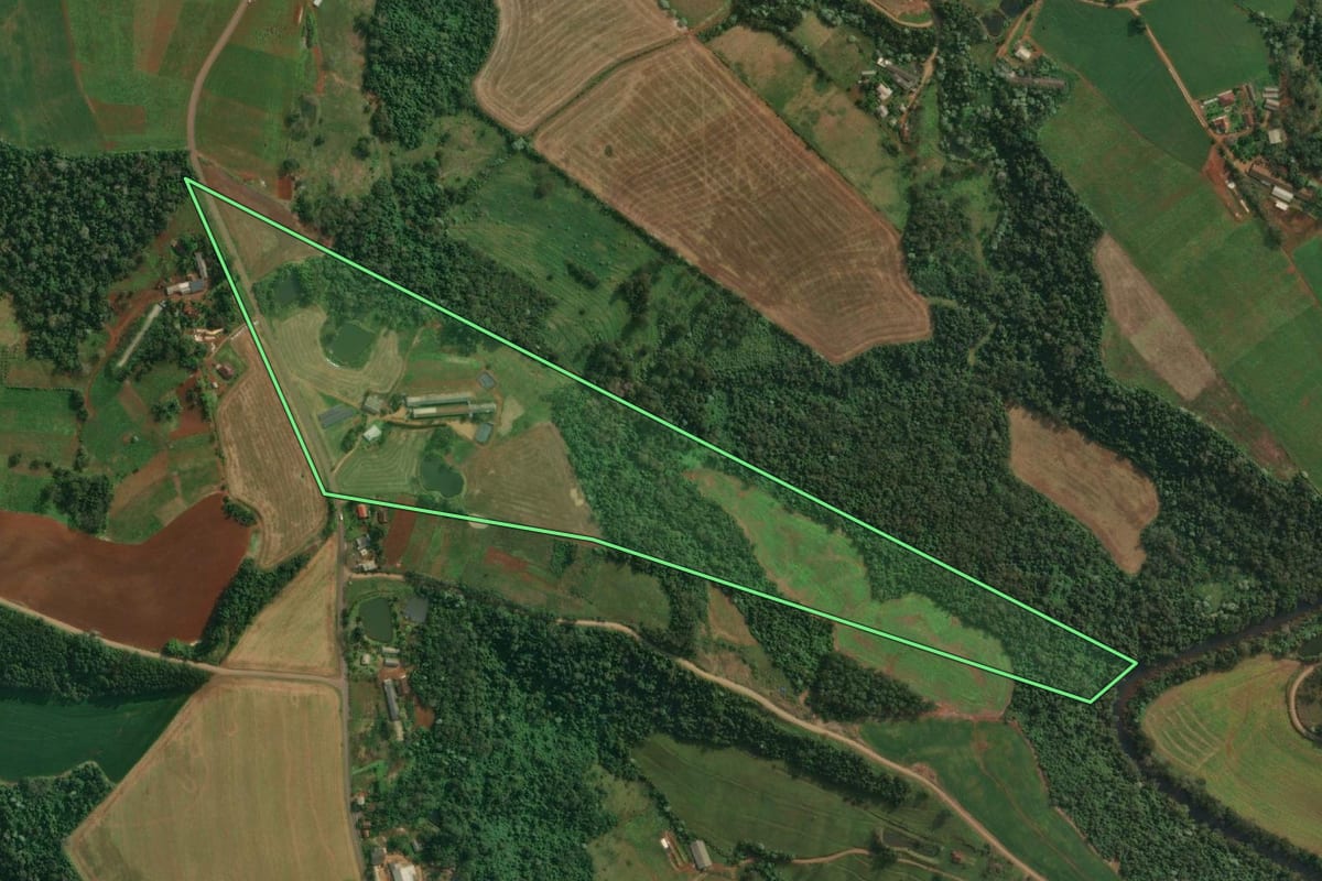 Imagem de satélite do imóvel rural em Itapiranga (SC), com o contorno declarado no CAR desenhado por cima.